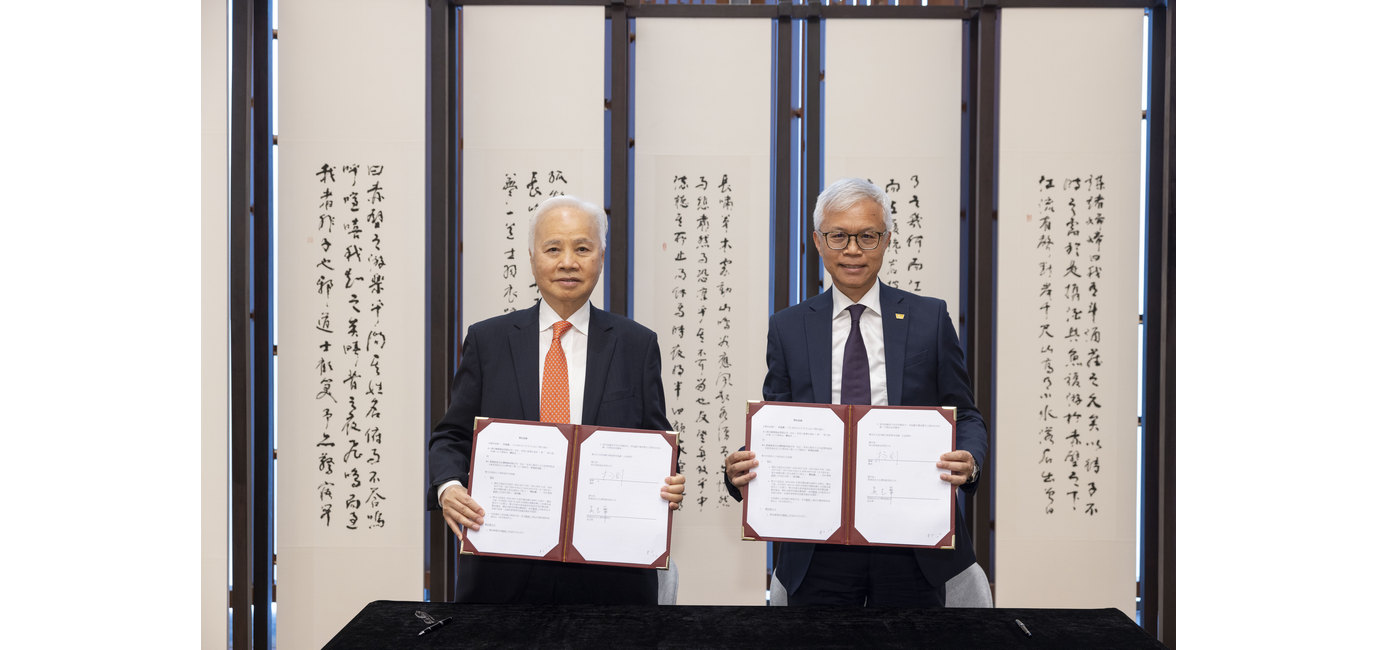 Dr Charles Yeung (left), Director of GS Charity Foundation and Dr Louis Ng (right), Museum Director of the Hong Kong Palace Museum signed “The Hong Kong Palace Museum Cultural Inheritance Programme”  sponsorship agreement at the Museum today